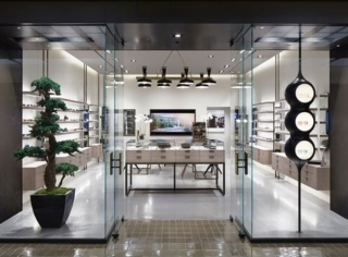 Retail shop-front glass partition installation with patch fittings in Dubai Caption: Clean installation with mall-fit-out coordination.