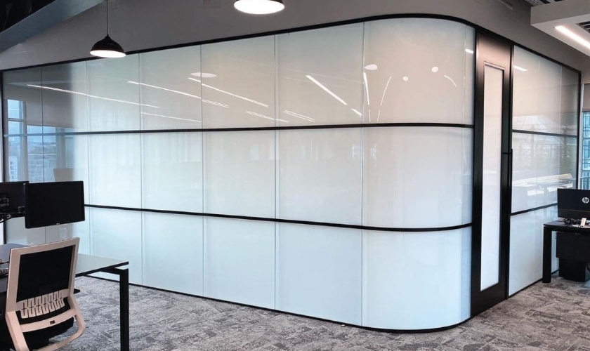 Switchable smart glass privacy partition in Dubai office, PDLC glass wall switching clear-to-opaque for meeting confidentiality