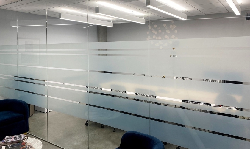 Frosted glass partition with privacy bands in Dubai UAE for meeting rooms and office cabins, clean alignment and premium finish